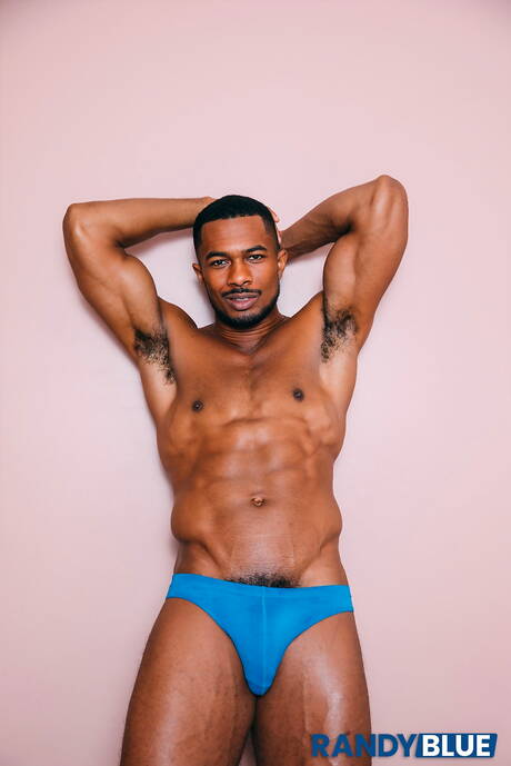 Il ragazzo americano sexy Lane Colten e il super stallone Sean Xavier scopano dopo una succhiata di cazzo interrazziale