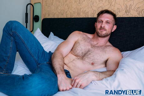 Zwei amerikanische Jungs, der Superhengst Jordan Starr und der Bulle Paul Wagner, ficken den Arsch, nachdem sie einen Schwanz gelutscht haben