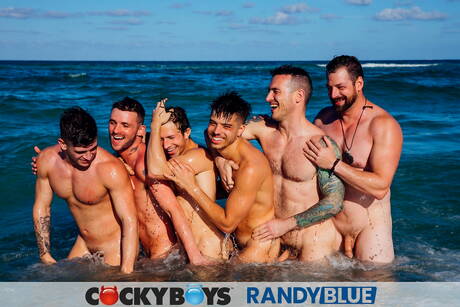 Zwei amerikanische Jungs, der harte Kerl Sean Xavier und der muskulöse Tristan Hunter in Schwarz auf Weiß, lieben sich nach einem Strandspaziergang