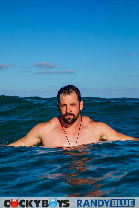 Zwei amerikanische Jungs, der harte Kerl Sean Xavier und der muskulöse Tristan Hunter in Schwarz auf Weiß, lieben sich nach einem Strandspaziergang
