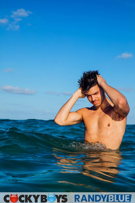 Zwei amerikanische Jungs, der harte Kerl Sean Xavier und der muskulöse Tristan Hunter in Schwarz auf Weiß, lieben sich nach einem Strandspaziergang