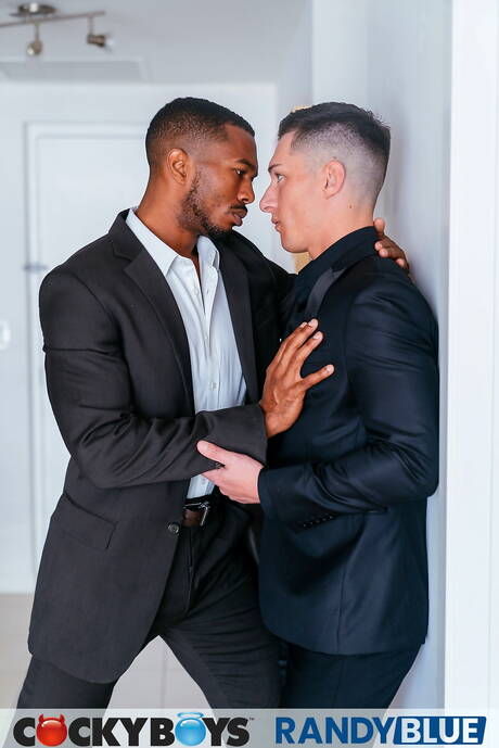 Zwei amerikanische Jungs, der harte Kerl Sean Xavier und der muskulöse Tristan Hunter in Schwarz auf Weiß, lieben sich nach einem Strandspaziergang