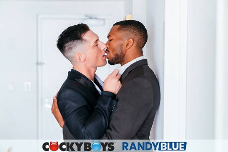 Zwei amerikanische Jungs, der harte Kerl Sean Xavier und der muskulöse Tristan Hunter in Schwarz auf Weiß, lieben sich nach einem Strandspaziergang