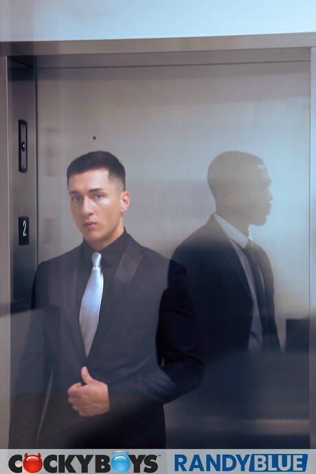 Zwei amerikanische Jungs, der harte Kerl Sean Xavier und der muskulöse Tristan Hunter in Schwarz auf Weiß, lieben sich nach einem Strandspaziergang