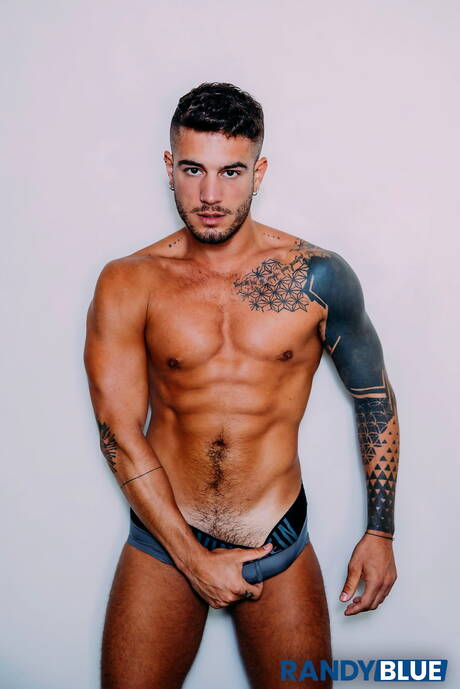 Gorące Amerykanki, krzepki facet Alex Ink i dobrze zbudowany Oliver Marks prezentują solidne ciało