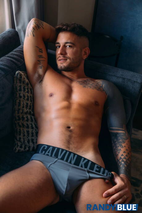 Gorące Amerykanki, krzepki facet Alex Ink i dobrze zbudowany Oliver Marks prezentują solidne ciało