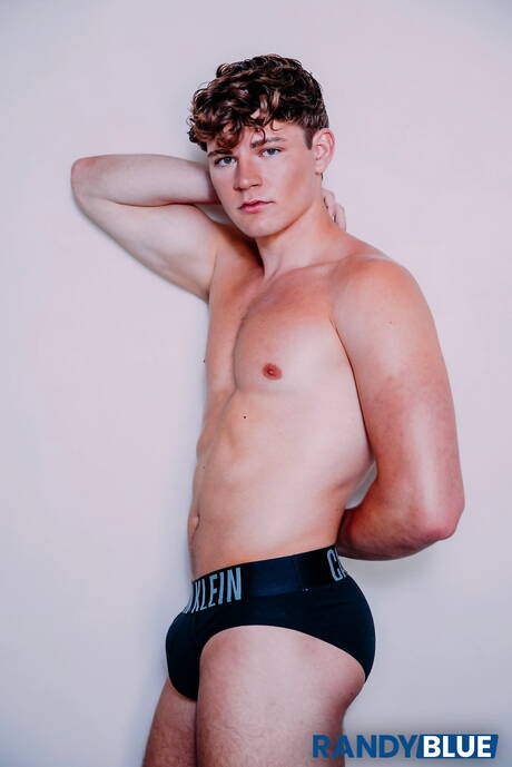 Gorące Amerykanki, krzepki facet Alex Ink i dobrze zbudowany Oliver Marks prezentują solidne ciało