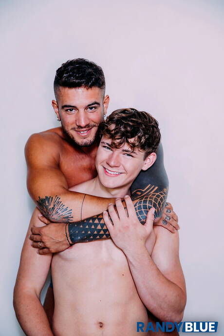 Gorące Amerykanki, krzepki facet Alex Ink i dobrze zbudowany Oliver Marks prezentują solidne ciało