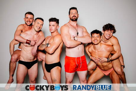 Der heiße amerikanische Bulle Derek Kage und der schöne Junge Lane Colten ficken den Arsch, nachdem sie am Pool Schwänze gelutscht haben