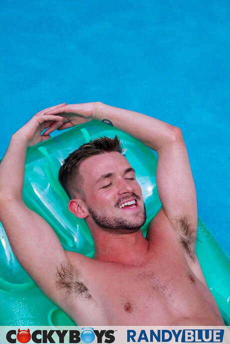 Der heiße amerikanische Bulle Derek Kage und der schöne Junge Lane Colten ficken den Arsch, nachdem sie am Pool Schwänze gelutscht haben