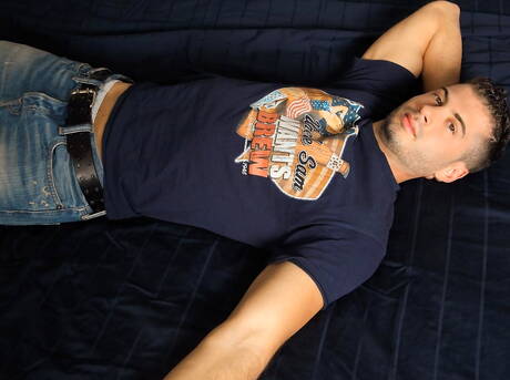 Der starke Bulle Victor Cage zieht sich aus und zeigt seinen heißen Arsch