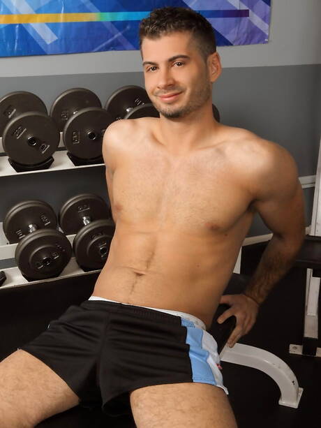 Der starke Bulle Victor Cage zieht sich aus und zeigt seinen heißen Arsch