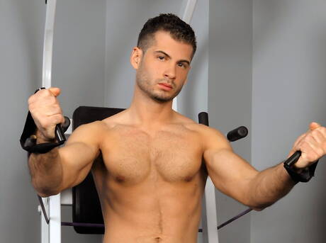 Der starke Bulle Victor Cage zieht sich aus und zeigt seinen heißen Arsch