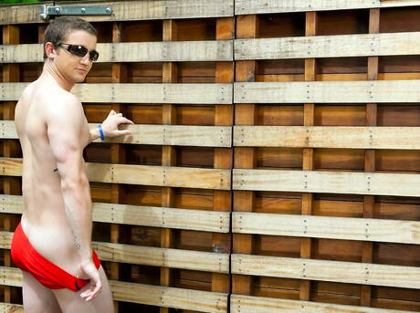 Der harte Kerl Dan Wagner posiert nackt und zeigt einen schönen Hintern im Pool