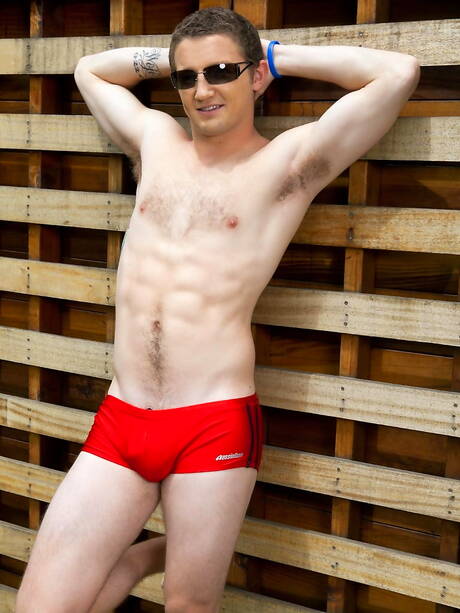 Der harte Kerl Dan Wagner posiert nackt und zeigt einen schönen Hintern im Pool