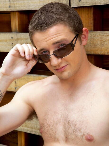 Der harte Kerl Dan Wagner posiert nackt und zeigt einen schönen Hintern im Pool