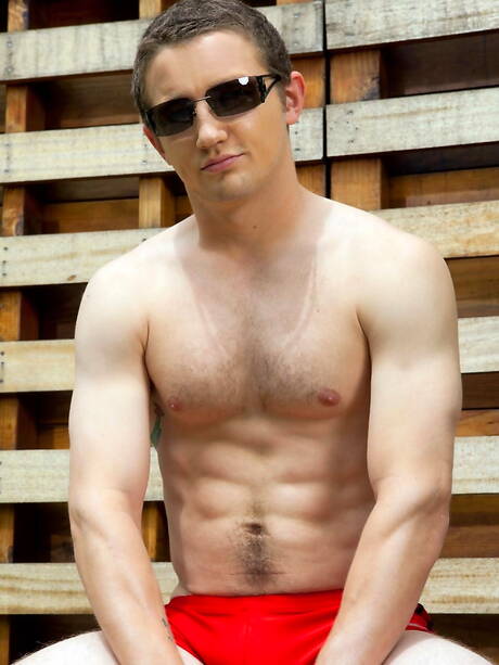 Der harte Kerl Dan Wagner posiert nackt und zeigt einen schönen Hintern im Pool