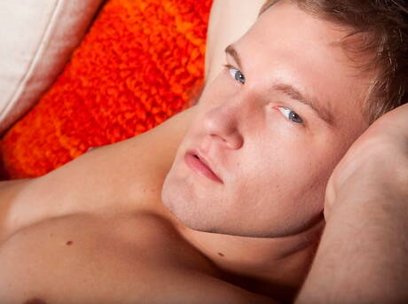 Amerikaanse sterke stier Patrick Dunne plaagt zijn pik