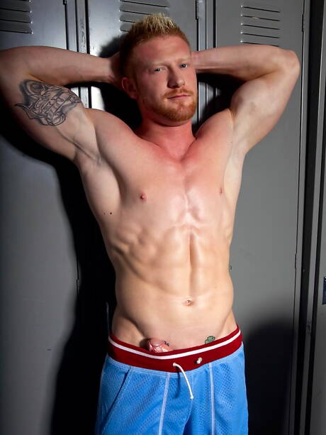 Bull Max London posando nu e mostrando o bumbum gostoso