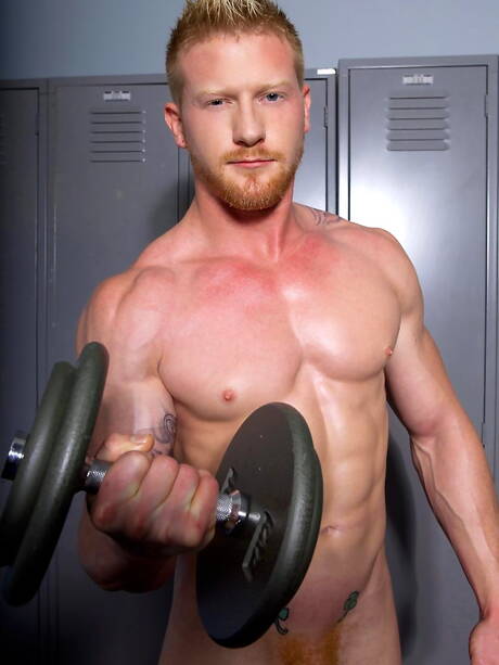 Bull Max London posando nu e mostrando o bumbum gostoso