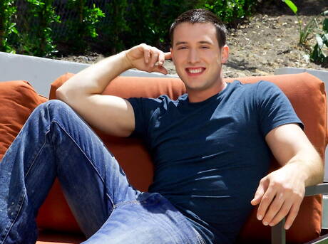 Os americanos gostosos, o supergaranhão Mike West e o bem constituído Trent Davis têm uma cena de casal quente ao ar livre