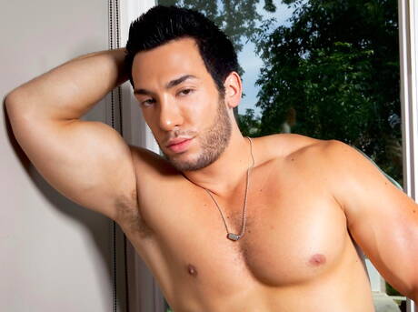 屈強な雄牛ジョーダン・サンテリがディルドで挑発する