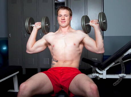 El fuerte toro Mark Scalvo se divierte