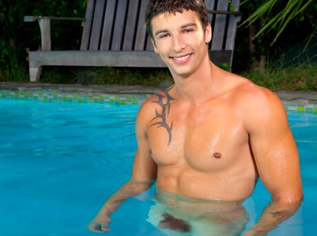 Le taureau fort Ashton Dale taquine sa bite à la piscine