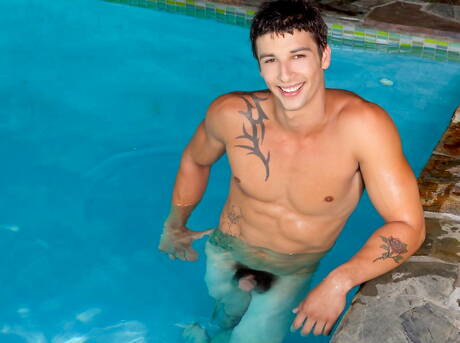 Le taureau fort Ashton Dale taquine sa bite à la piscine