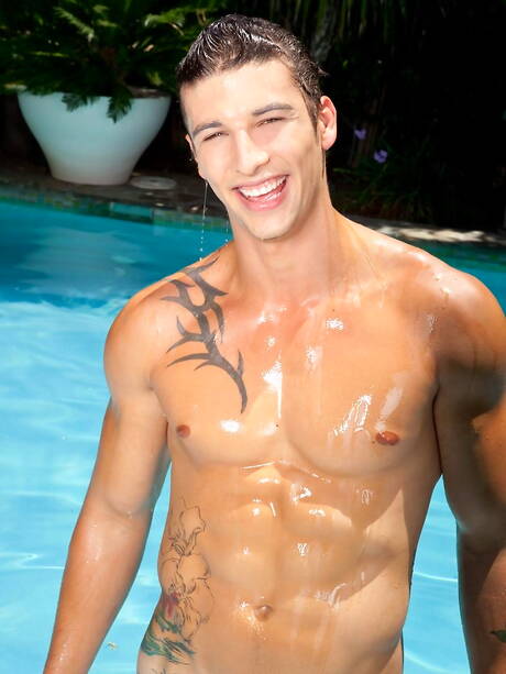 Le taureau fort Ashton Dale taquine sa bite à la piscine