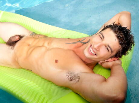 Le taureau fort Ashton Dale taquine sa bite à la piscine