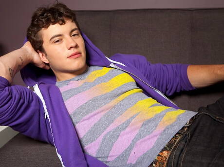 Sterke man Justin Blakely masturbeert