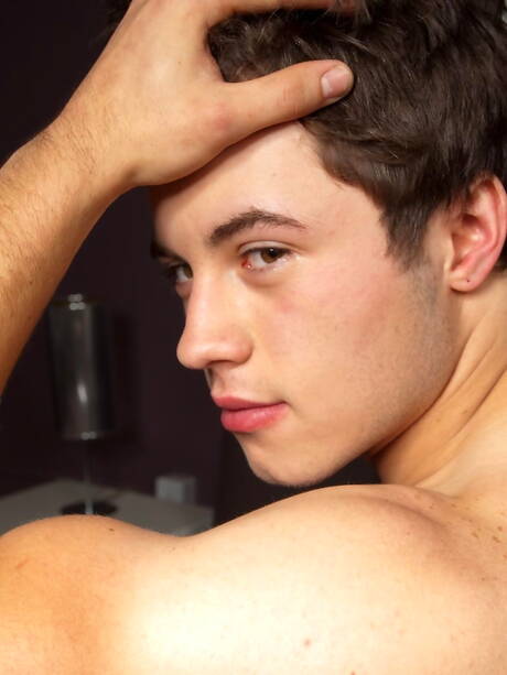 Sterke man Justin Blakely masturbeert