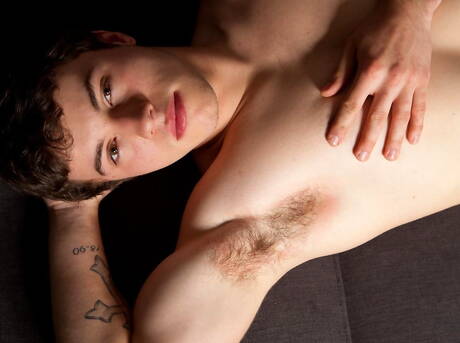 Sterke man Justin Blakely masturbeert