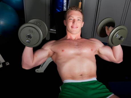 Kulturysta Trevor Snow pokazuje silne ciało