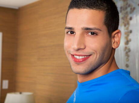 Randy Blue: 淫乱な仲間ブレット・スワンソン、ニコ・スカイ、ラファエル・セダーノが3Pを楽しむ