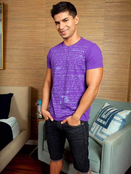 Niegrzeczni kumple Brett Swanson, Nicco Sky i Raphael Cedano uprawiają seks we trójkę