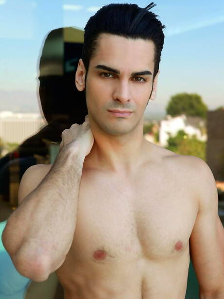 Il toro latino Ivan Troy stuzzica il suo cazzo in piscina