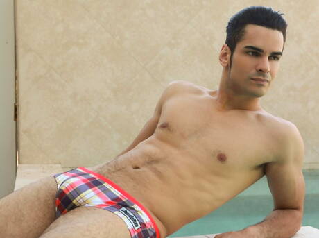 Il toro latino Ivan Troy stuzzica il suo cazzo in piscina