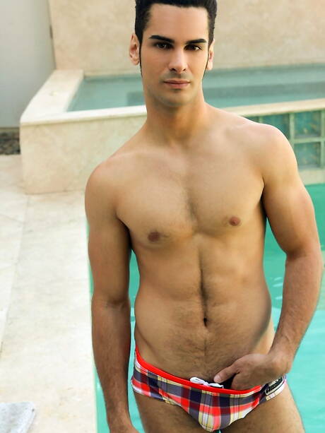 Latino-Bulle Ivan Troy neckt seinen Schwanz am Pool