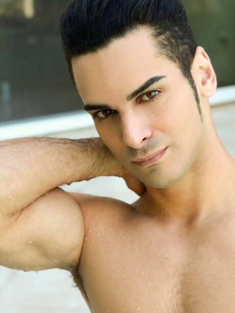 Il toro latino Ivan Troy stuzzica il suo cazzo in piscina