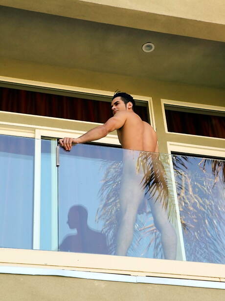 Il toro latino Ivan Troy stuzzica il suo cazzo in piscina