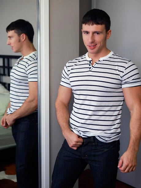 Engelse husky-man Gabriel Cross en Amerikaanse superstud Reese Rideout neuken na het zuigen van een lul