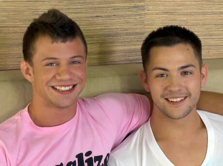 ホットなアメリカ人、ハスキーな男ブレット・スワンソンと雄牛カレブ・ストロングがお互いを吸ったりファックしたりしている