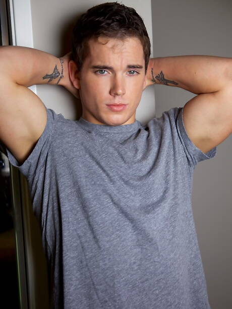 Zwei amerikanische Jungs, der harte Kerl Dallas Evans und der muskulöse Nicco Sky, ficken sich in den Arsch, nachdem sie einen Schwanz gelutscht haben