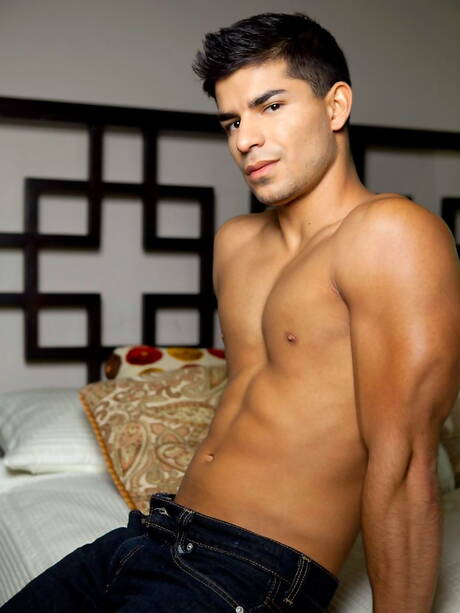 Zwei amerikanische Jungs, der harte Kerl Dallas Evans und der muskulöse Nicco Sky, ficken sich in den Arsch, nachdem sie einen Schwanz gelutscht haben