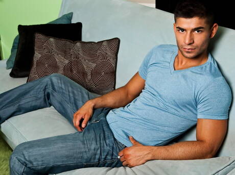 Mili amerykańscy kumple, byk Chris Rockway i silny byk Nicco Sky, prezentują solidne ciało na zewnątrz