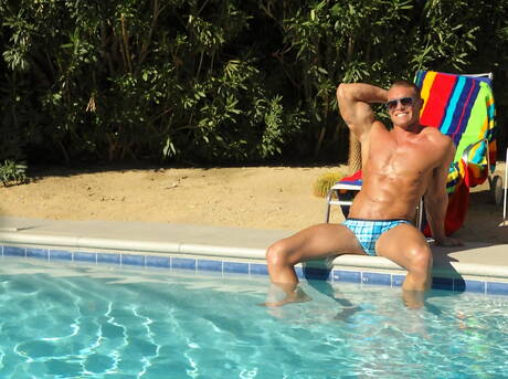 Byk Bryce Tucker masturbuje się przy basenie