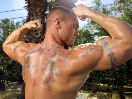 Byk Bryce Tucker masturbuje się przy basenie