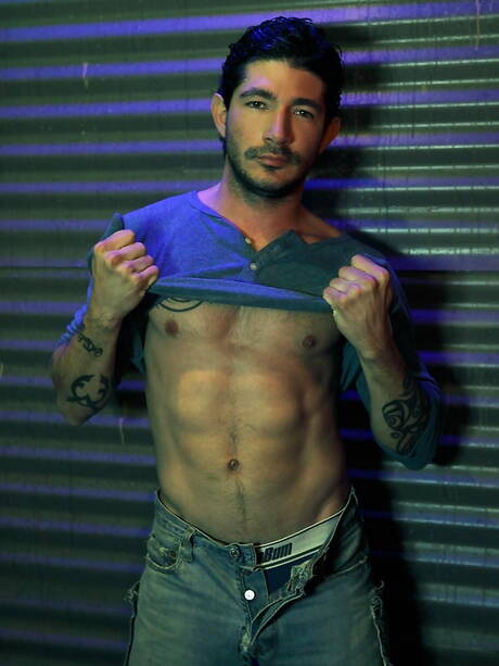 Il fusto americano Johnny Hazzard gioca con il cazzo